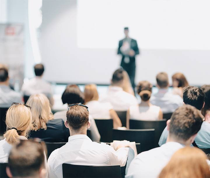 Publikum bei einem Vortrag in einem Konferenzsaal